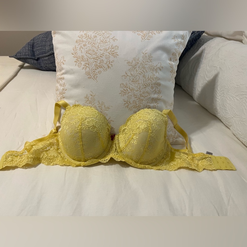 Like NEW VS Bra 34DD. Sunshine Soft Yellow Color